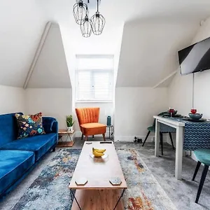 The Coastal Loft Apartment